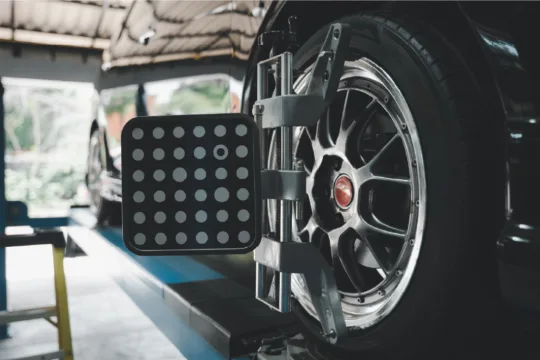 Équilibrage et Parallélisme des Roues : Pourquoi C’est Essentiel pour Votre Sécurité et Vos Pneus