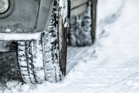 Conduire en Hiver : Préparez Vos Pneus pour Plus de Sécurité